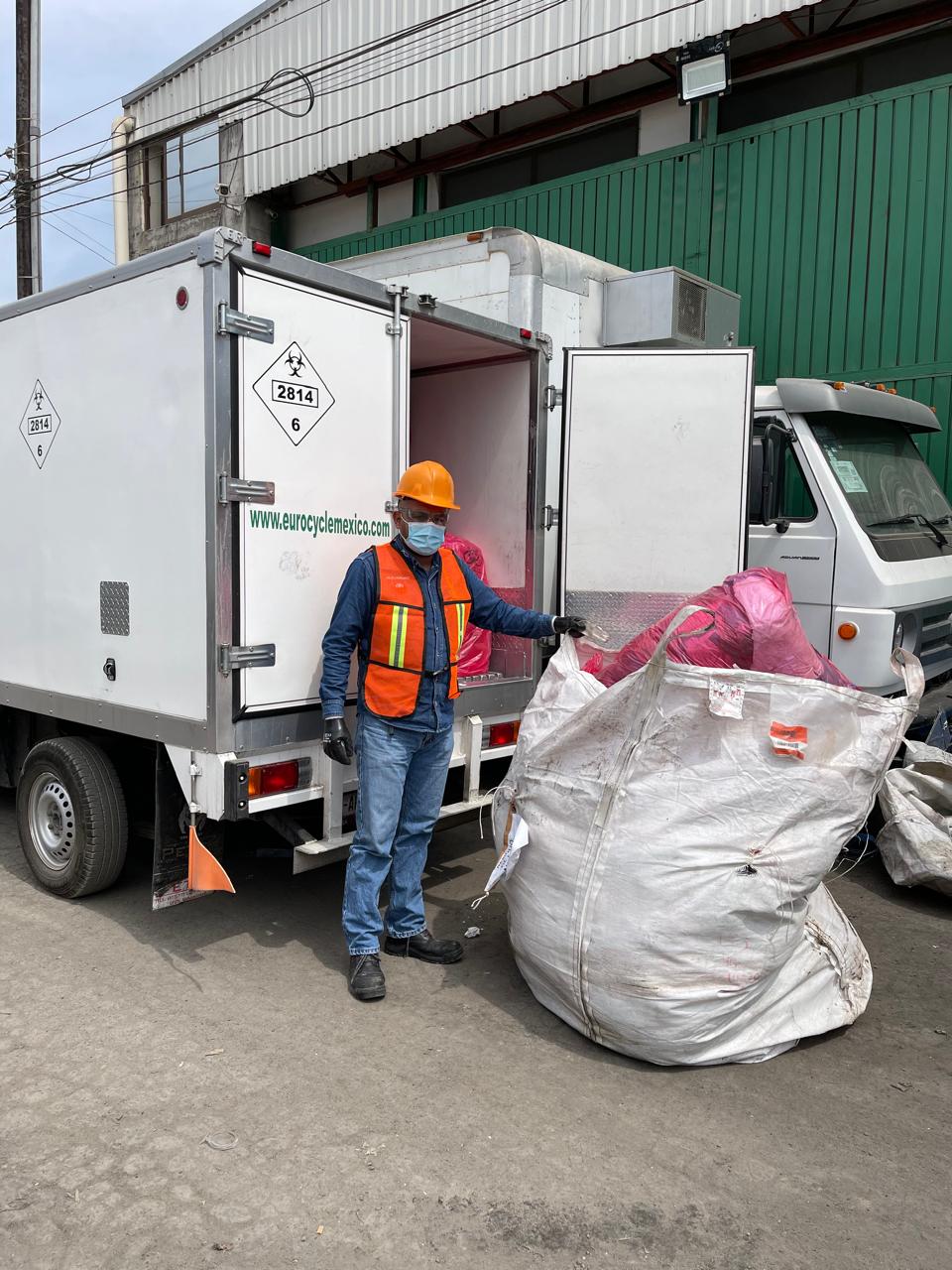 Chofer de Eurocycle recolectando residuos RPBI